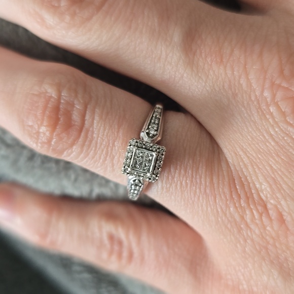 Engagement ring - Picture 2 of 4